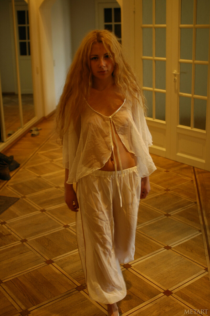 Зина, 33
